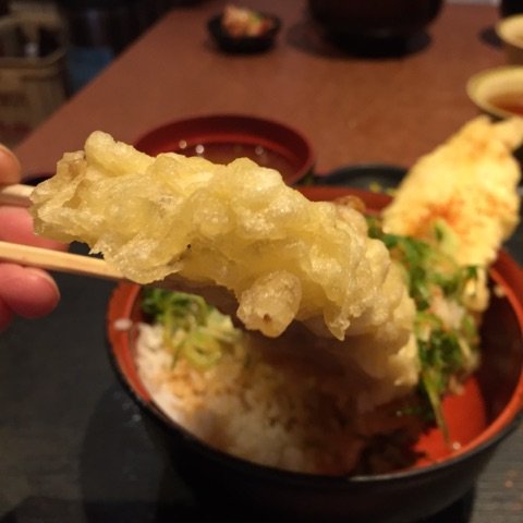 丼から飛び出す特大穴子天ぷら！お値打ち価格でボリューム満点の丼ランチ