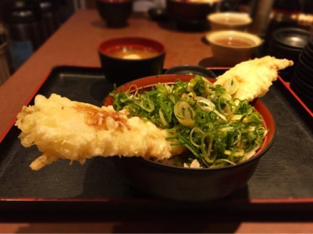 丼から飛び出す特大穴子天ぷら お値打ち価格でボリューム満点の丼ランチ メシコレ
