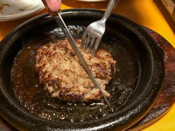 720gの肉塊も！ステーキからハンバーグまで驚きの価格の食べ飲み放題