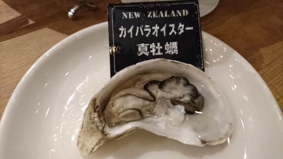ミルキーな15種の生牡蠣食べ比べ！ワインも飲み放題な新宿駅激近のお店