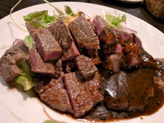 ２７０gの牛ステーキが９００円 北新地で話題の行列ランチ メシコレ