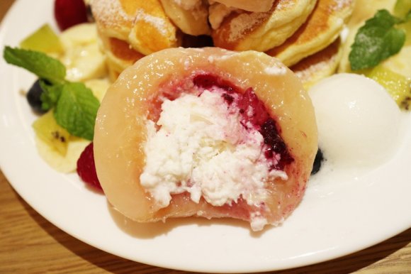 パンケーキに桃が丸ごとドーーン！下北沢の人気店で旬の今だけ限定登場