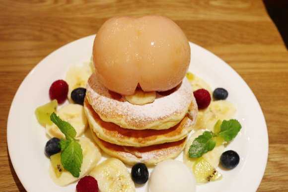 パンケーキに桃が丸ごとドーーン！下北沢の人気店で旬の今だけ限定登場