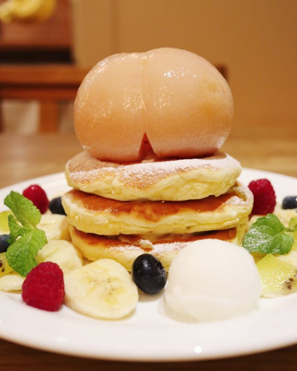 パンケーキに桃が丸ごとドーーン 下北沢の人気店で旬の今だけ限定登場 画像詳細 メシコレ