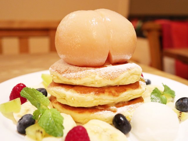 パンケーキに桃が丸ごとドーーン 下北沢の人気店で旬の今だけ限定登場 メシコレ