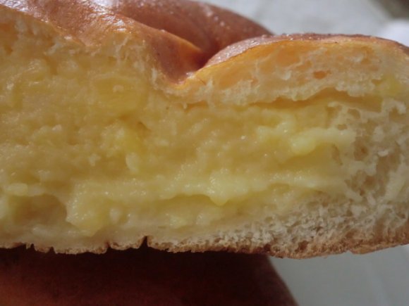 クリームがびっしり！あんパンが人気のパン屋で隠れ名物を発見