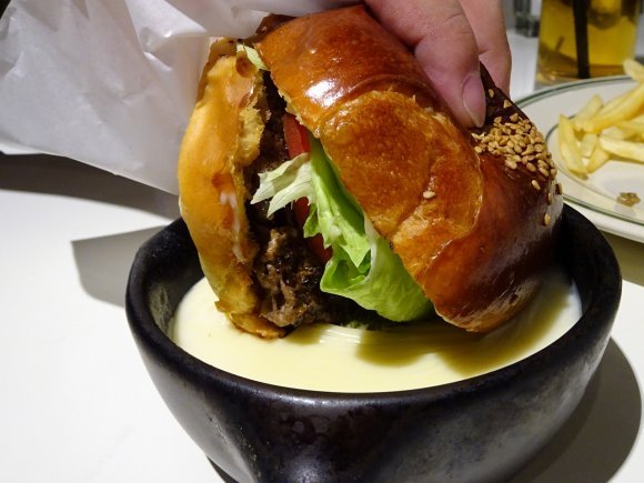 大阪人はクーポンに頼らない！大阪で食べられる絶品ハンバーガー10選