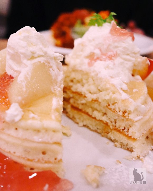 桃たっぷりの幸せを満喫！あの人気店で今だけ食べられる「桃パンケーキ」