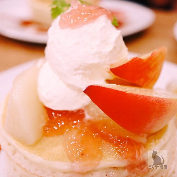 桃たっぷりの幸せを満喫！あの人気店で今だけ食べられる「桃パンケーキ」