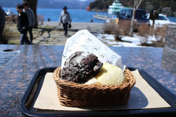 足湯しながら焼きたてのパンを！芦ノ湖を臨む人気のベーカリーカフェ