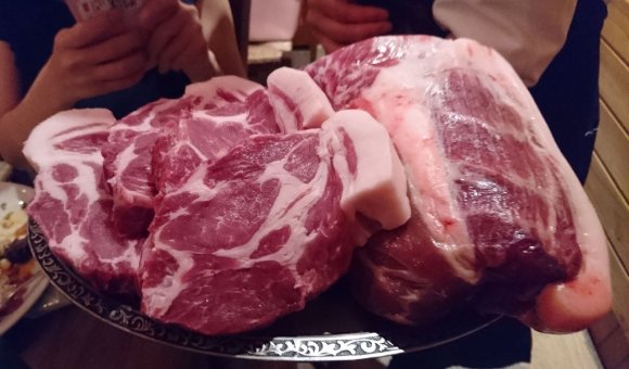 肉の饗宴！巨大ブラックアンガス牛や豚肩ロース塊肉が豪快なイタリアン