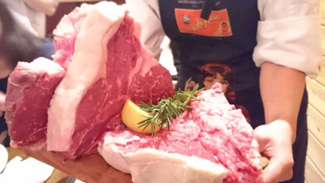 肉の饗宴！巨大ブラックアンガス牛や豚肩ロース塊肉が豪快なイタリアン